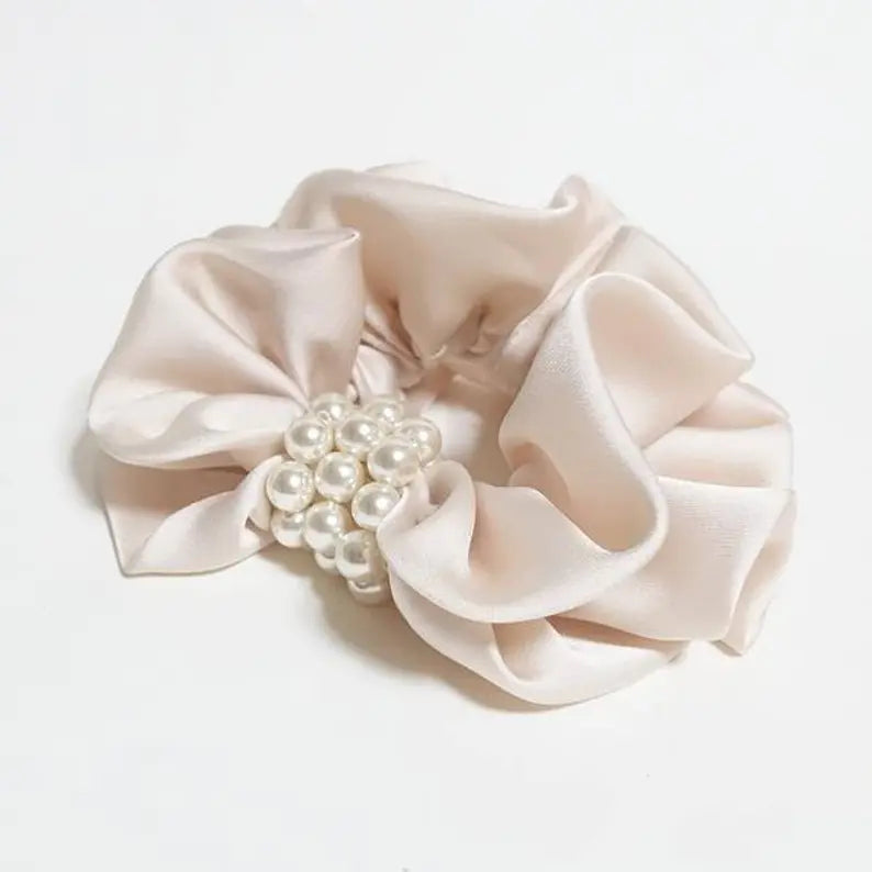 Satin scrunchie with pearls