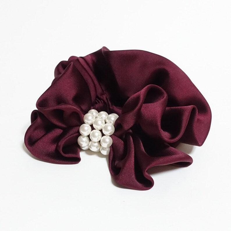 Satin scrunchie with pearls